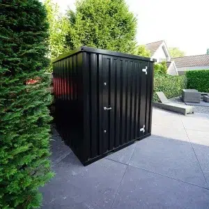 2 x 2 EDK RAL 9005 in de tuin