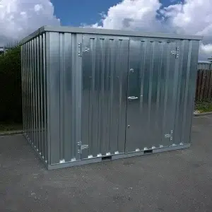 3 x 2 container met dubbele deur aan de zijkant op het terrein geplaasts