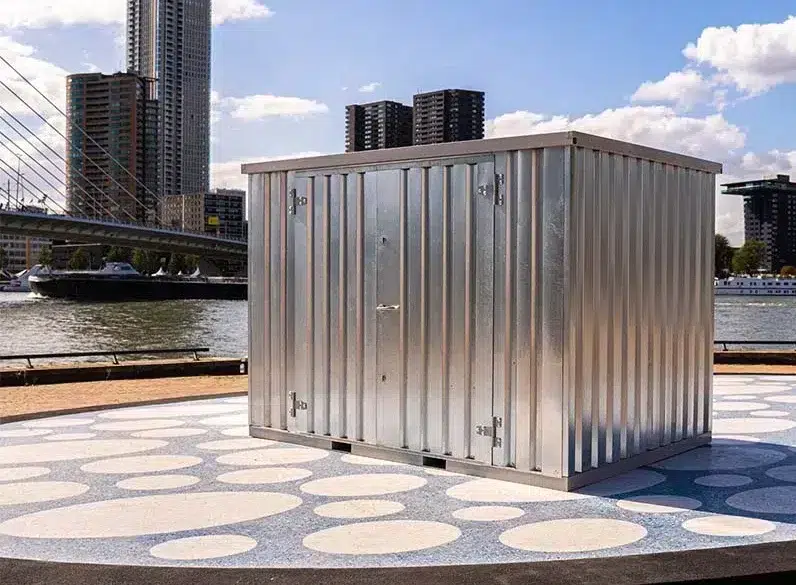 3 x 2 demontabele container met dubbele deuren aan de lange zijde naast de erasmusbrug