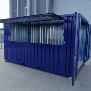 Blauwe barcontainer 3 x 2 meter in de kleur blauw geplaatst naast een loods