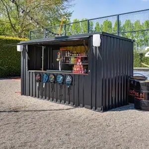 Demontabele bar container bij een padel club in Ridderkerk