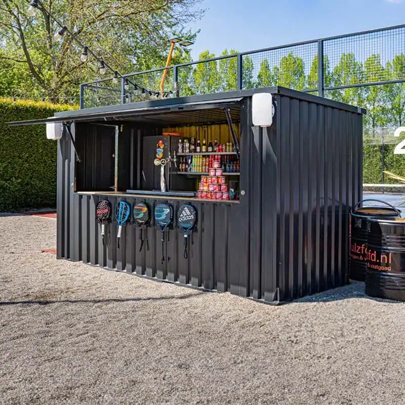 Demontabele bar container bij een padel club in Ridderkerk