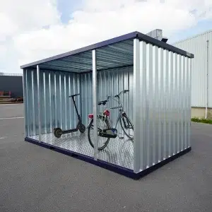 Open side container met een elektrische step en een fiets