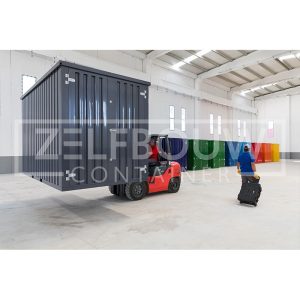 Gekleurde container en een container die met heftruck opgetild wordt