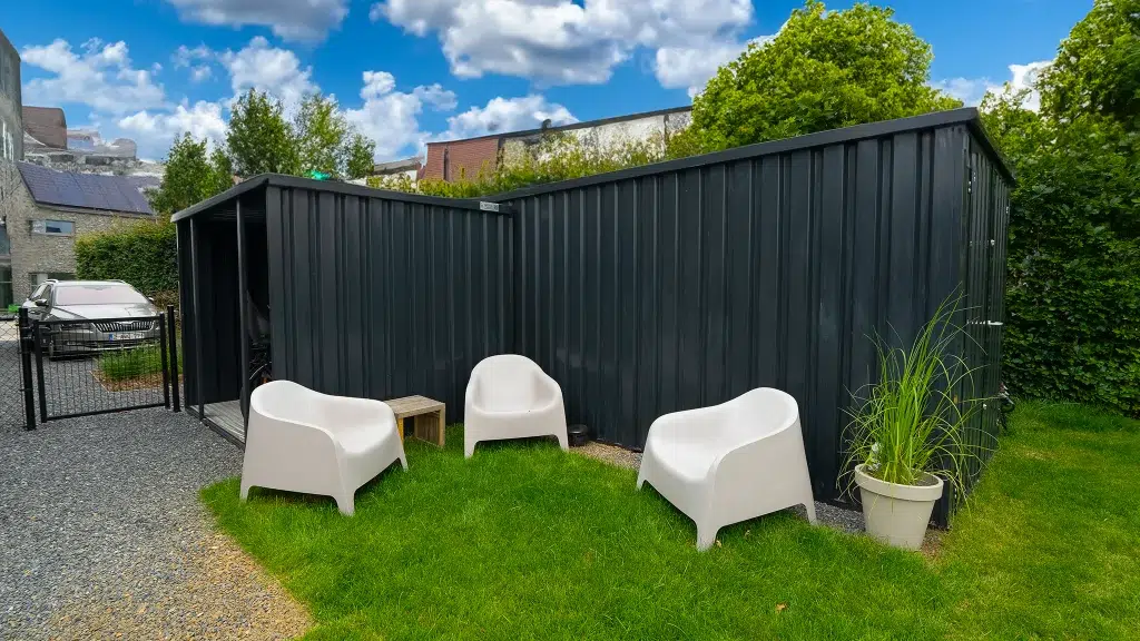 Open side container in het zwart met een zitje