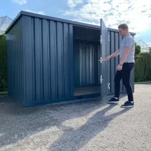Antraciete container met een enkele open deur