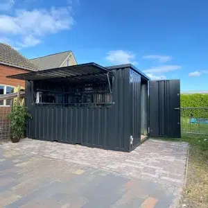 Antraciet gekleurde bar container met een open deur aan de zijkant