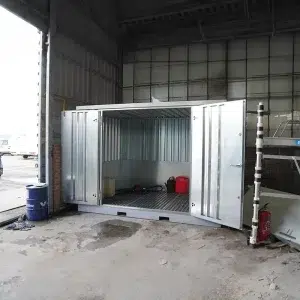 Chemische container in een loods