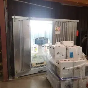 Chemische unit met een open deur