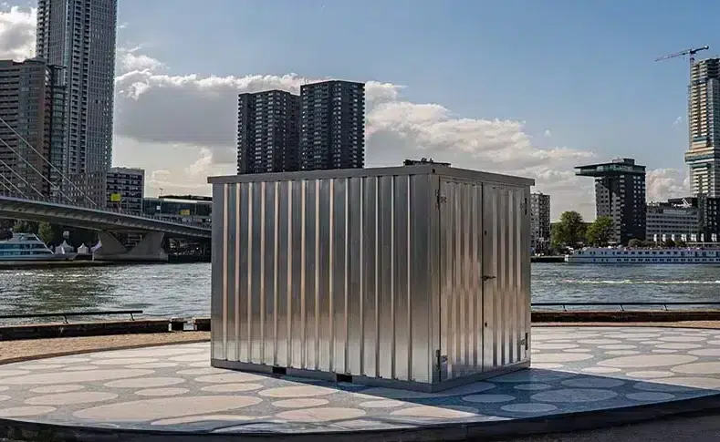 Container vanaf de zijkant naast de erasmusbrug