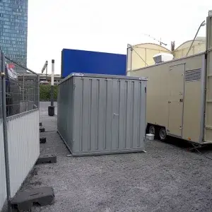 4 x 2 container naast een frietkraam