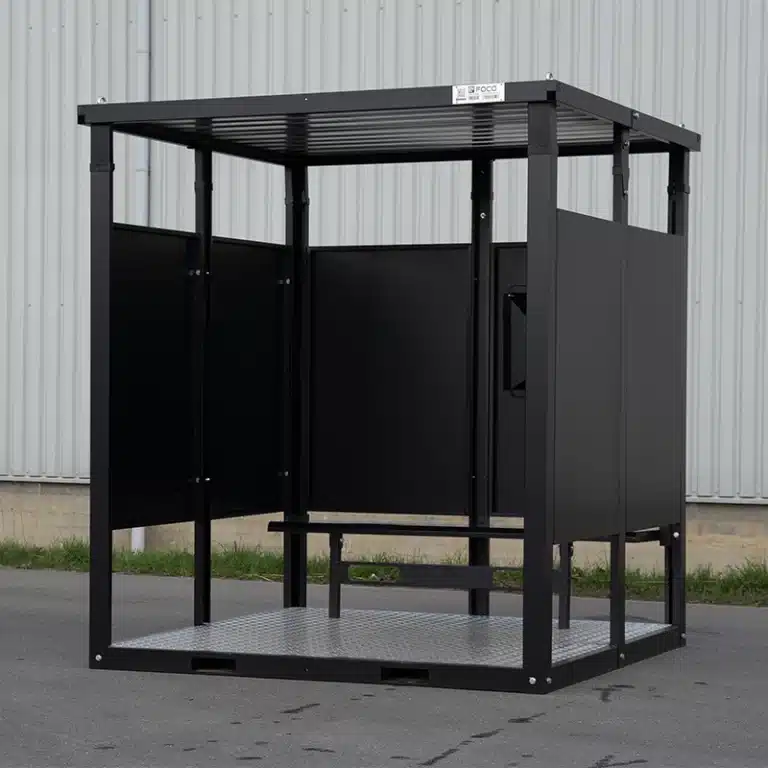 Rookcontainer in het zwart op industrieterrein