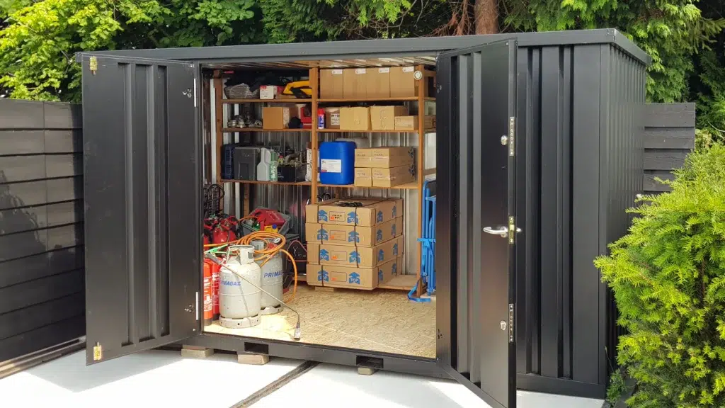 Zwarte container met twee open deuren