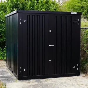 zwarte opslagcontainer 10ft in de achtertuin