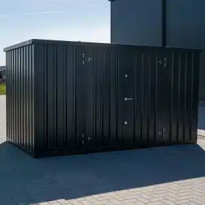 Zwarte opslagcontianer op een industrie terrein