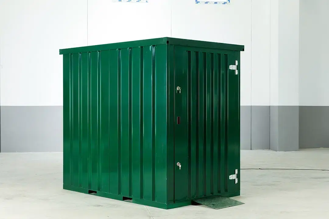 Groene Tuincontainer in een loods