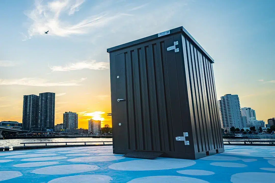 Zelfbouwcontainer tuinhuis naast de erasmusbrug