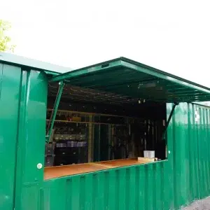 Groene barcontainer met een open luifel