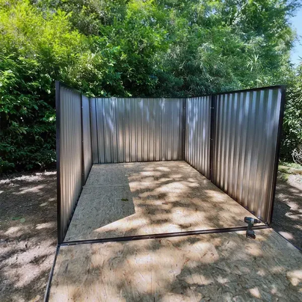 Binnenkant van een xxl container geplaatst in een bos