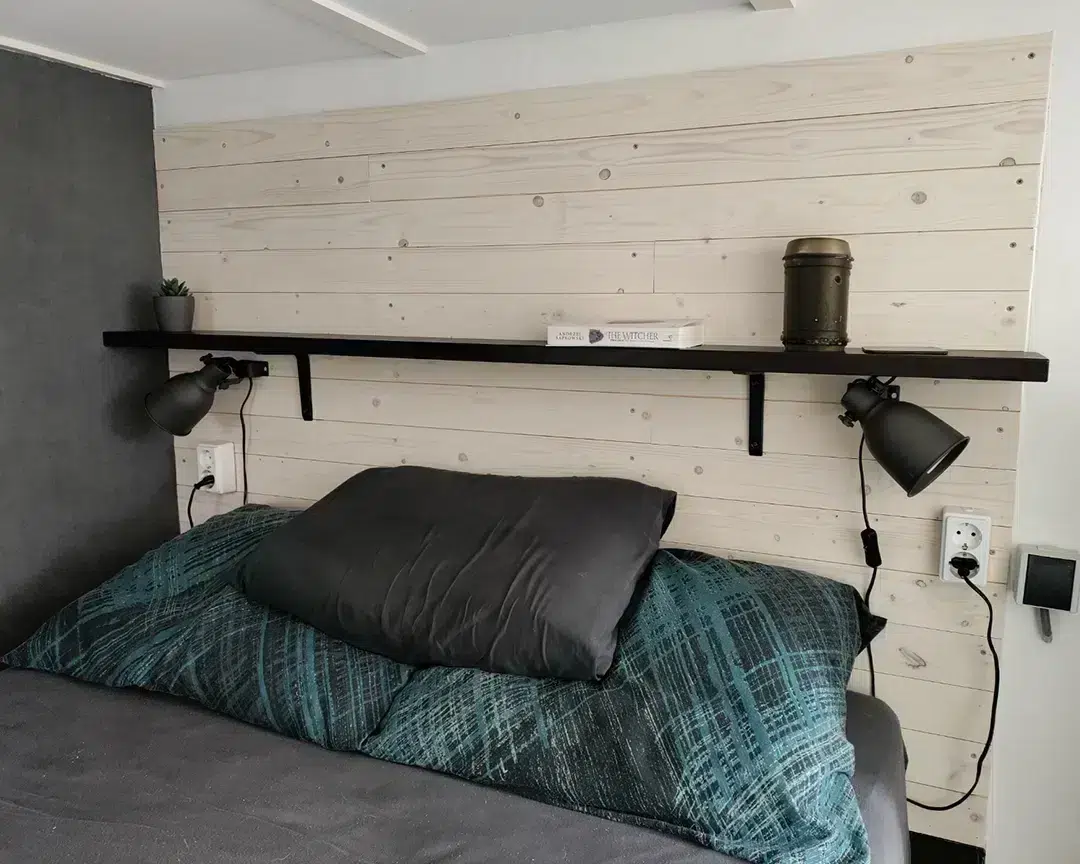 Bed in de binnenkant van een container met ramen