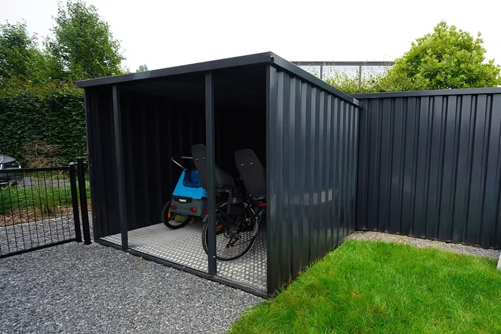 Open side container met fietsen erin opgeslagen