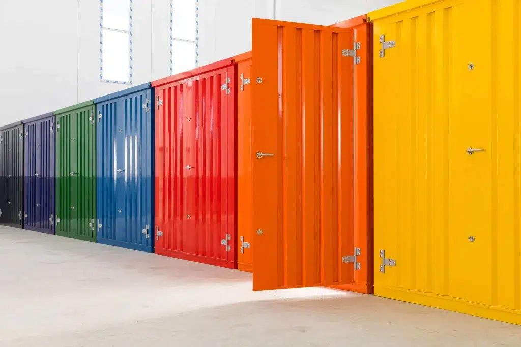 Gekleurde container met een oranje container open deur