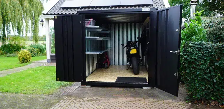 Motor in een demontabele container met open deuren