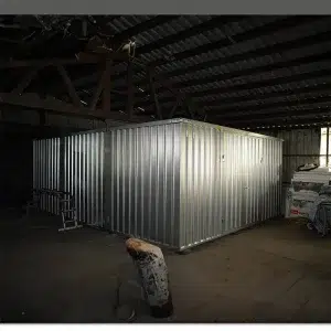 Demontabele 5 x 6 container in een schuur geplaatst