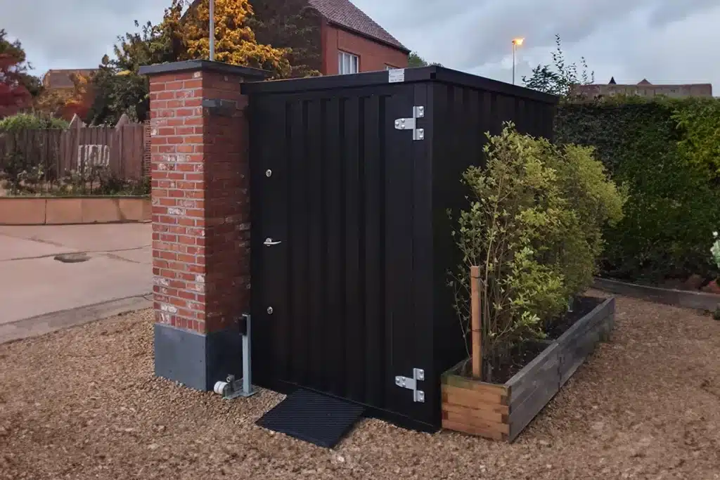 container als tuinhuis gebruikt als fietsenopslag