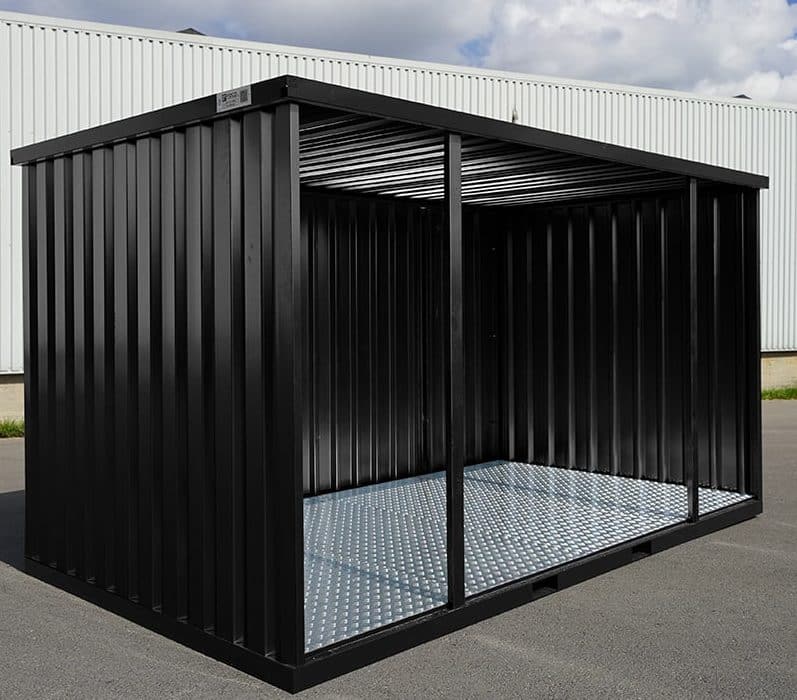 Zwarte open container op parkeerplaats