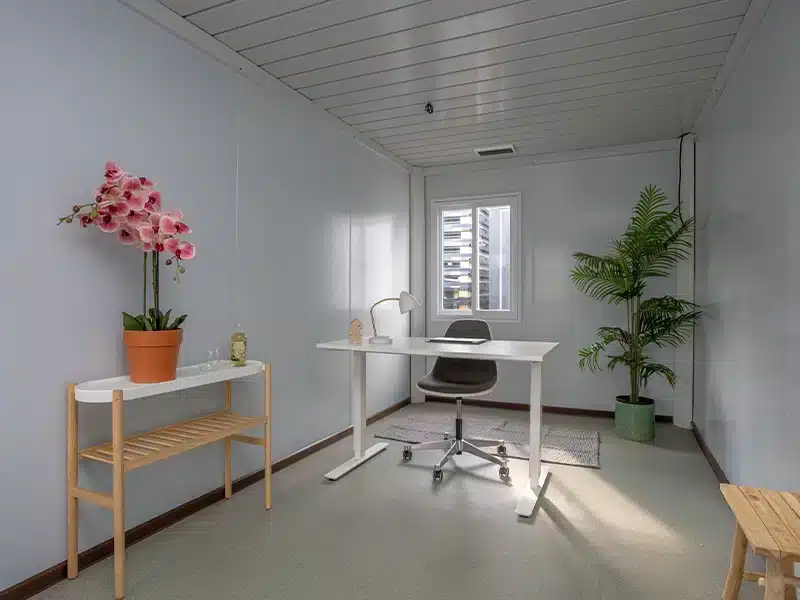 Ingerichte kantoorunit met bureau, stoel, planten en decoratie
