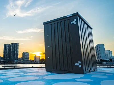 Zelfbouwcontainer tuinhuis naast de erasmusbrug